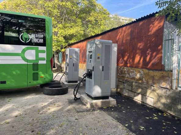 Завърши изграждането на кабелното трасе за зарядните станции чрез които