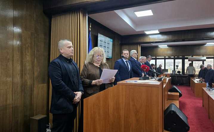 Днешното заседание на Общински съвет – Русе започна с полагане