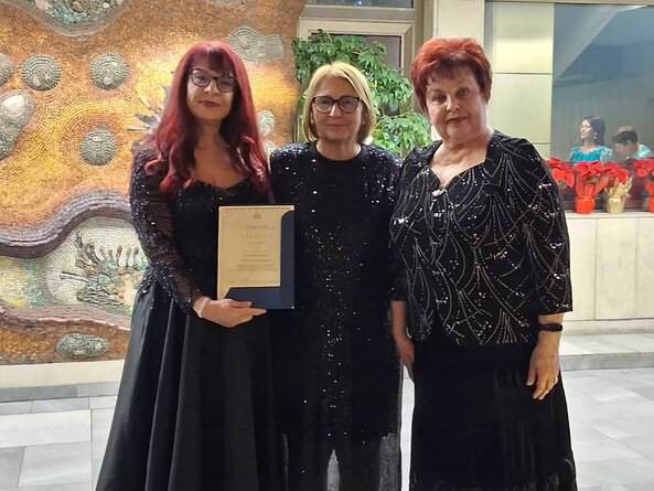 Областният управител на Пловдив проф Христина Янчева награди дамски хор