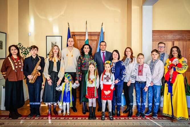 Кметът на София Васил Терзиев посрещна украински деца–коледарчета днес в