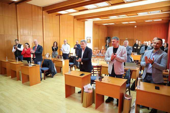 По необичаен и тържествен начин започна заседанието на Общински съвет