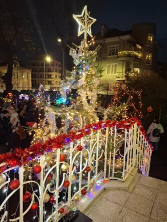 Тържествено бяха запалени празничните светлини в детската ясла Деца и