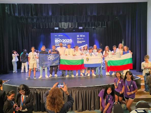 Бургаски ученици развяха знамената на България и Бургас от сцената