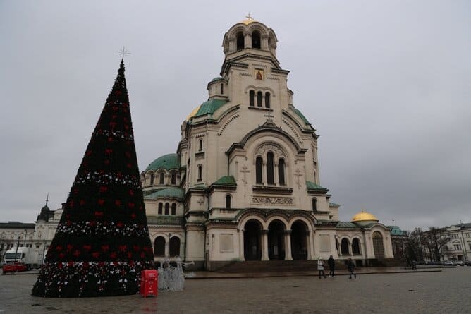 Днес във Витлеем Христос се ражда от Дева Днес Безначалният