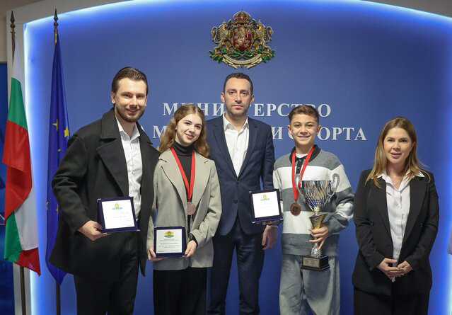 Министър Пешев награди младите ни състезатели Кристиян Дончев и Мартина
