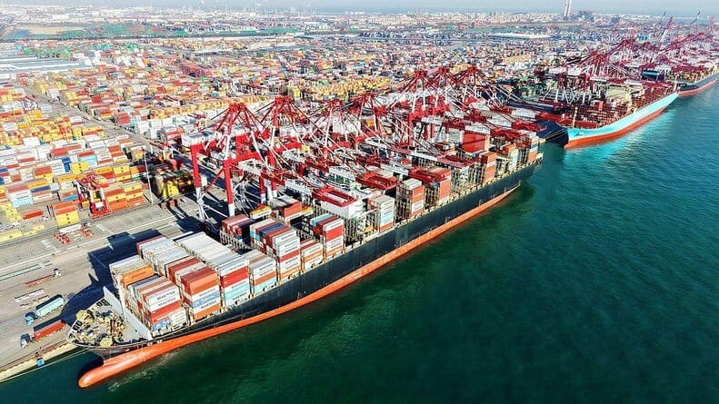 През първите 11 месеца на годината търговията със стоки на