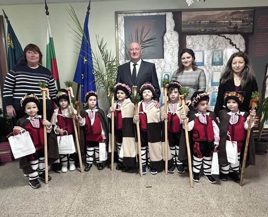 Посрещнахме и коледарската група от ДГ Мир в село Айдемир