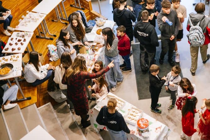 Коледният базар в ЧЕГ Проф Иван Апостолов ни събра с