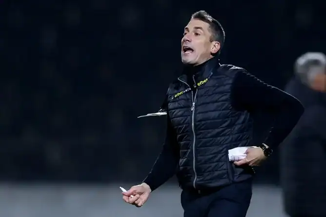 Треньорът на Левски Хулио Веласкес защити решението си да направи