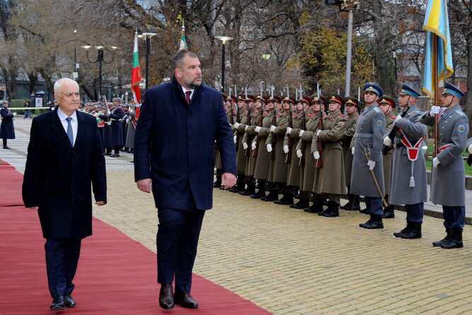 Двустранното и регионалното сътрудничество в областта на отбраната и съвместната