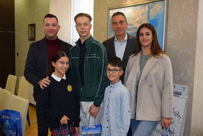 Кметът Димитър Николов поздрави двете бургаски състезателни танцови двойки Артур