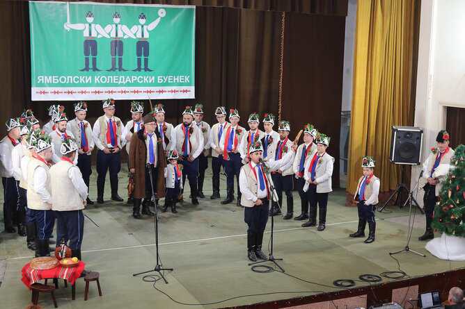 Над 350 коледари възвестиха с танци очакването на Рождество Христово