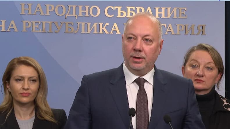 Министър председателят Росен Желязков депозира оставката на ръководения от него Министерски