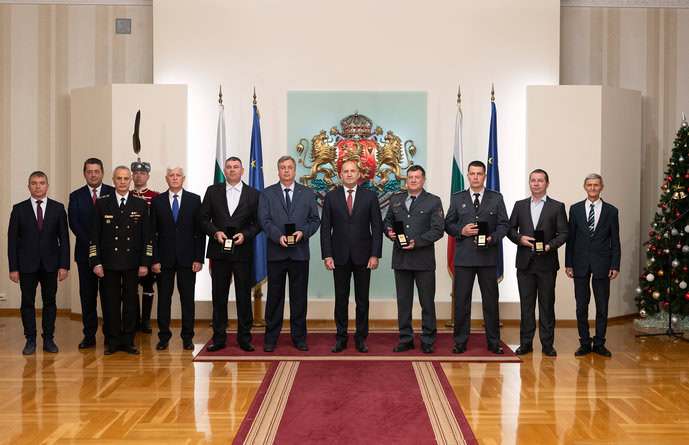 Държавният глава отличи с Почетния знак на президента огнеборци и