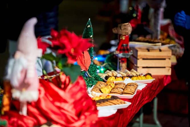 Коледна алея със сладкиши стана част от празничната атмосфера на