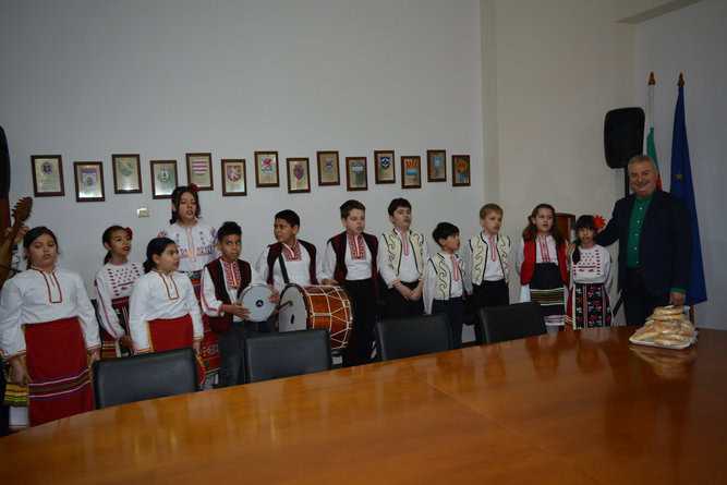 Коледари от І ОУ Свети Кирил и Методий ІІІ ОУ