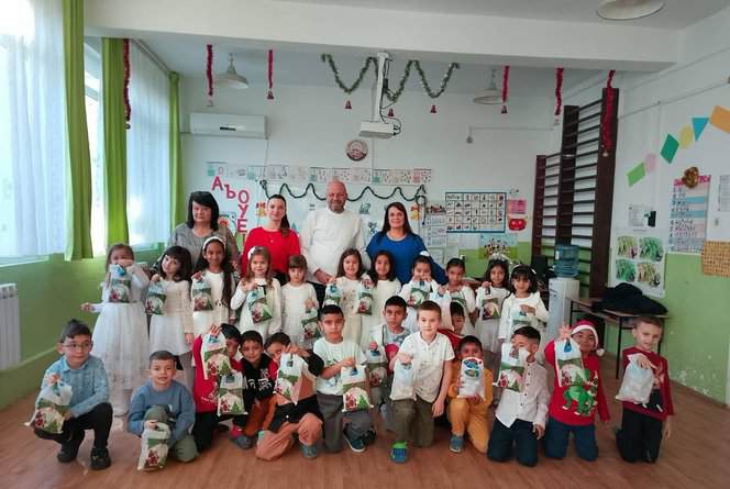 В навечерието на Рождественските празници младежите от Ротаракт и Интеракт клубовете към