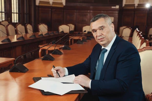 Днес 5 декември 2025 г в 10 30 часа министърът