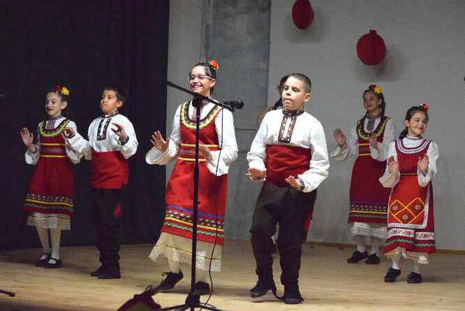 С тържествен коледен концерт и препълнена зала жителите на Маноле