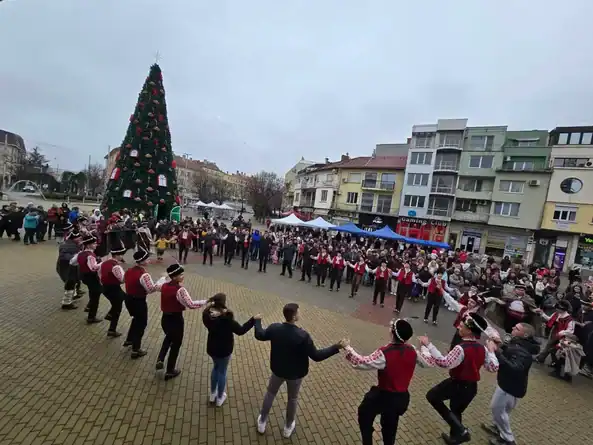 Фестивалът Коледен благослов който се проведе на площад Севтополис събра