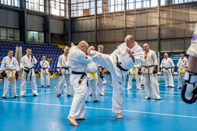 В последния за годината тренировъченлагер на SENSHI  който започна във Варна  се включиха 300 състезатели и емблематичниинструктори от 21 държави В рамките на четиридневната програма бойците тренират подръководството на утвърдени имена отсветовната сцена в кикбокса и киокушинкарате  Сред гост инструкторите са легендитена К 1 Семи Шилт