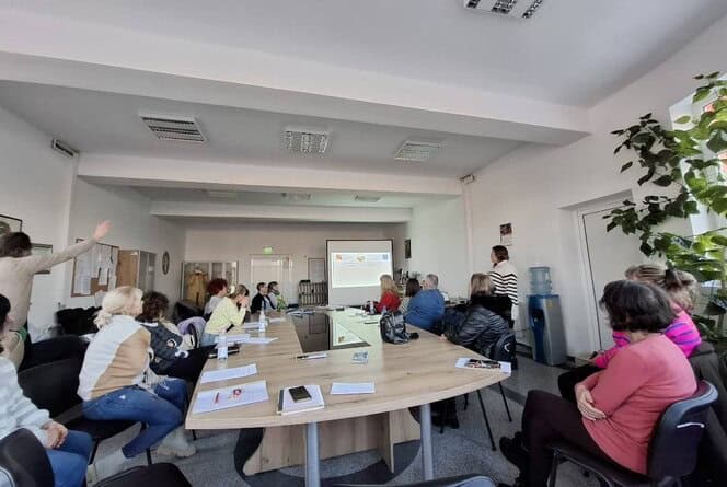 Как екипът на една пазарджишка гимназия превръщадигиталните умения и европейските ценности в сила запромянаПрофесионалната гимназия по селско стопанство ЦарицаЙоанна – Пазарджик реализира успешно проекта Вторишанс 2024 1 G01 KA122 ADU 000224342 по програма Еразъм който даде мощен тласък както на дигиталноторазвитие на учителите така и на обучението на ученицитеот задочната форма Инициативата е насочена къмразширяване на достъпа до съвременни технологии дознания за Европейския съюз и до формиране на ключовикомпетентности нужни на съвременния гражданин Дигитална платформа – новият помощник назадочницитеЕдна от най полезните активности по проекта е създаванетона онлайн платформа с разнообразни уроци и ресурси коятоулеснява самоподготовката за изпити и предоставя актуалнаинформация полезна и за семействата на учениците Платформата е разработена от г жа Десислава Дойкова – учител по математика и информационни технологии в