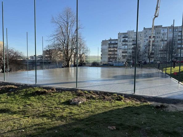 Започна полагането на бетон на спортната площадкамежду пазара и блок 12 в жк