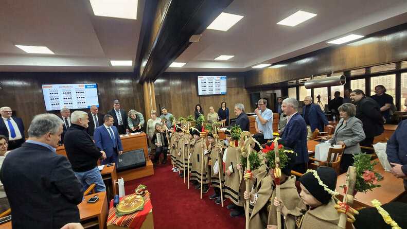 Малките коледари от ДГ Иглика поздравиха русенските общински съветници на