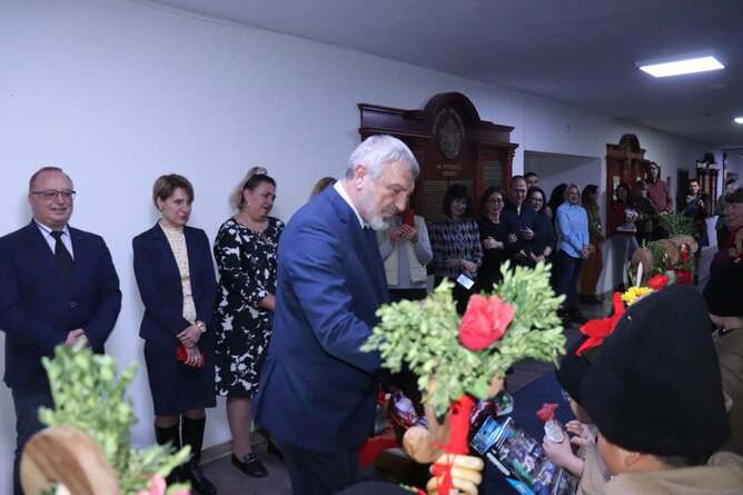 Ден преди Игнажден малки коледари от русенската детска градина Иглика