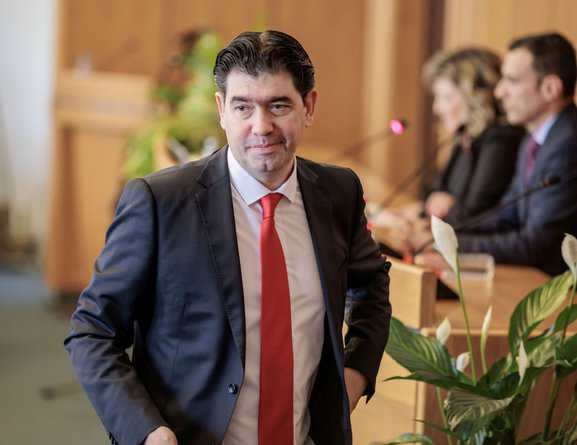 Предприемането на някакви действия само за да бъде прекратено бездействието