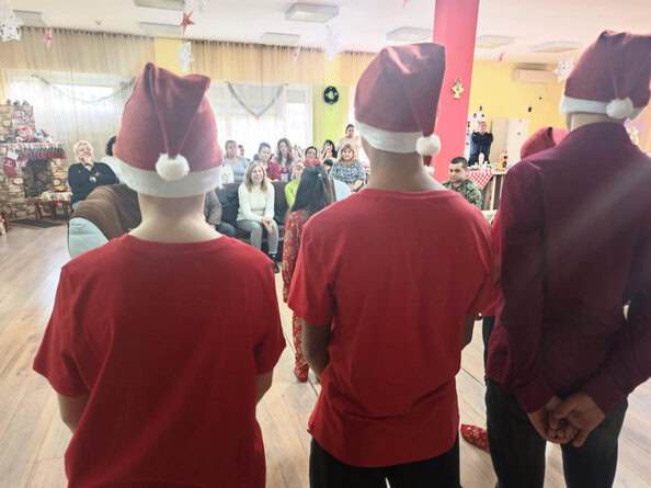 С коледни тържества на които поканиха приятели и дарители шестте