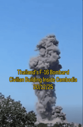 Огромни облаци дим от бомбите хвърлени от тайландските изтребители F16