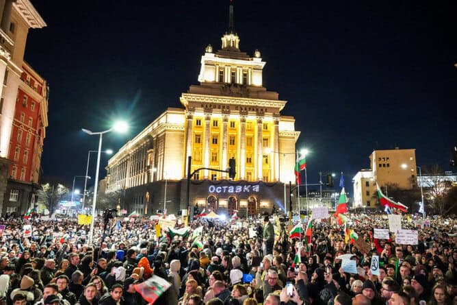 Вчера България се събуди Млади хора ученици студенти работещи родители –