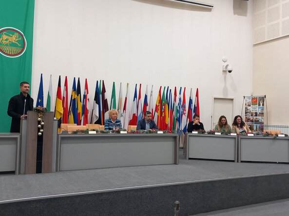 Комуникацията ни ще бъде постоянна работата е разпределена по екипи