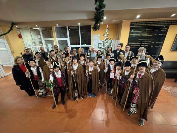 По повод предстоящите коледно новогодишни празници три групи коледарчета посетиха